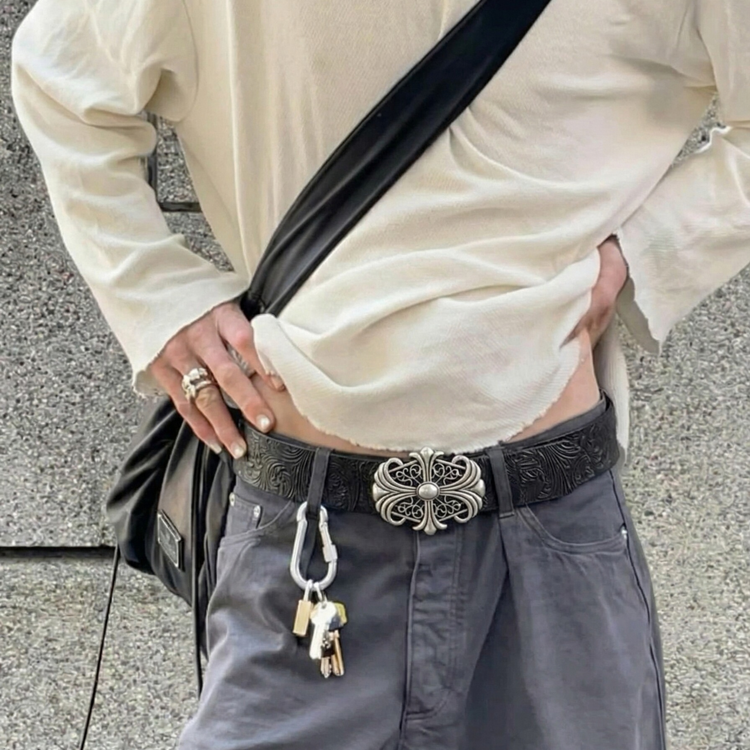 Retro Siyah Çapraz Perçinli Çiçek Desenli Deri Unisex Kemer